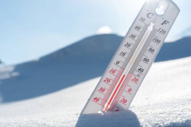 Termometre kışın karların üzerinde yatar. Negatif bir sıcaklık gösterir. Kışın sert iklimde meteorolojik koşullar, düşük hava ve ortam sıcaklıkları. Kışın donmak.