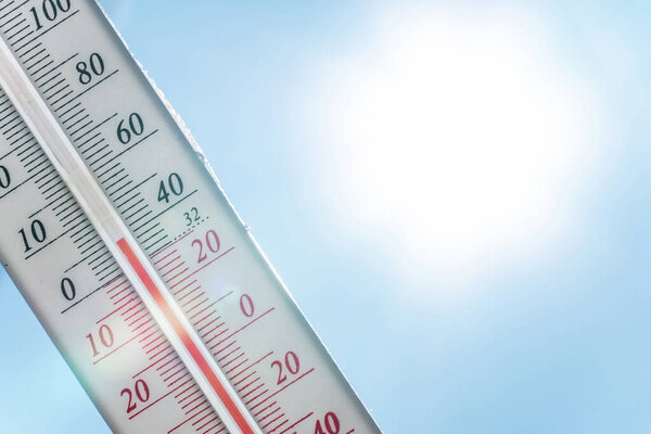 Зимой столбик термометра лежит на снегу, показывая отрицательную температуру.