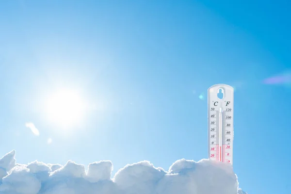 Hőmérő Télen Havon Fekszik Negatív Hőmérsékletet Mutatva Meteorológiai Körülmények Télen Jogdíjmentes Stock Fotók