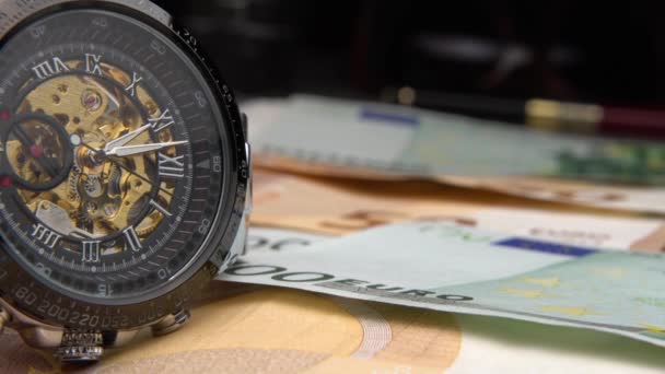 Tijd Geld Een Prachtig Mechanisch Horloge Close Ligt Het Eurogeld — Stockvideo