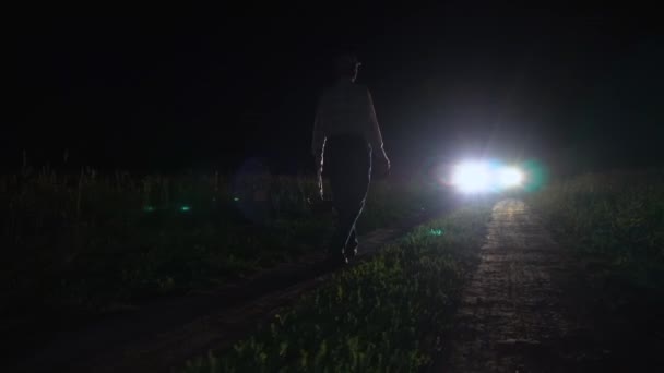 Homme Avec Panier Une Lampe Poche Marche Nuit Sous Les — Video