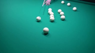 Bilardo, bilardo ya da bilardo masasında yeşil bir bezle bilardo oynamak. Bilardo toplarına ıstakayla vurmak. Cue kick.Oyunlara ve yarışmalara katılın, maçta cebe bir gol atın