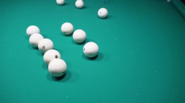 Bilardo, bilardo ya da bilardo masasında yeşil bir bezle bilardo oynamak. Bilardo toplarına ıstakayla vurmak. Cue kick.Oyunlara ve yarışmalara katılın, maçta cebe bir gol atın