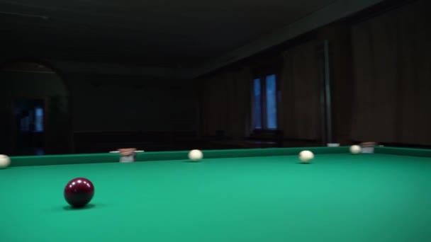 빌리어드 스누커의 스포츠 천으로만든 테이블 빌리어드 대회에 참가하여 경기에서 주머니에 — 비디오