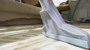 Binaları temizleme ve ıslak temizleme. Halı yıkama, elektrikli süpürge, kimyasallar ve tozlarla temizleme. Evin zeminini yakın çekim..