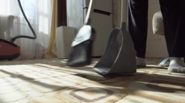 Temizlik. Temizlik için yerdeki çöpleri süpürge ile temizle. Çöp tenekesine fırçayla toz ve kiri süpür. Evdeki süpürgeyle halıyı süpür..