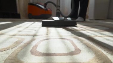 Temizlik ve kuru temizleme. Yerleri ve halıları elektrikli süpürgeyle temizleme. Evin zeminini yakın çekim..