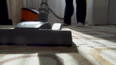 Temizlik ve kuru temizleme. Yerleri ve halıları elektrikli süpürgeyle temizleme. Evin zeminini yakın çekim..