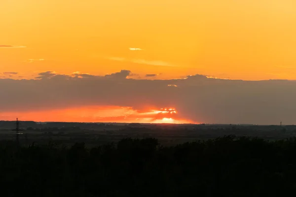 Güneşin Ilahi Işığı Güneşin Bulutları Işınlarıyla Dramatik Akşam Gökyüzü Akşam — Stok fotoğraf