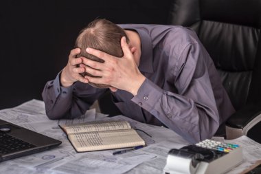 Kriz, başarısızlık ve depresyon durumu. Belgelerle çalışın. Evrak masasında sinirli adam. Belgeler ile ilgili sorunlar, krediler ve vergi operasyonları borçları. Müsadere