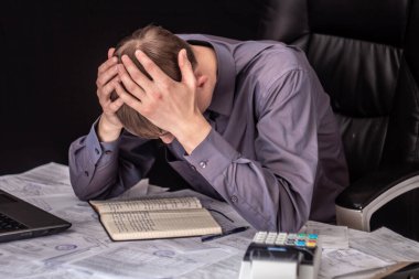 Faturaları ve makbuzları olan bir erkek. Kriz, durgunluk. Nüfus arasında kredilere yönelik borç yükümlülükleri arttı. Gıda ve ilaç fiyatlarında artış var.