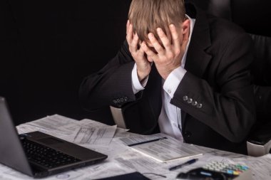 Faturaları ve makbuzları olan bir erkek. Kriz, durgunluk. Nüfus arasında kredilere yönelik borç yükümlülükleri arttı. Gıda ve ilaç fiyatlarında artış var.