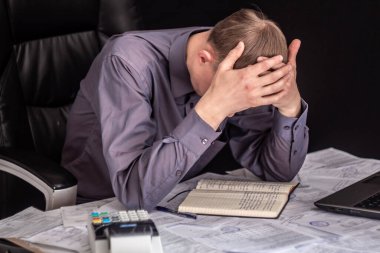 Kriz, başarısızlık ve depresyon durumu. Belgelerle çalışın. Evrak masasında sinirli adam. Belgeler ile ilgili sorunlar, krediler ve vergi operasyonları borçları. Müsadere