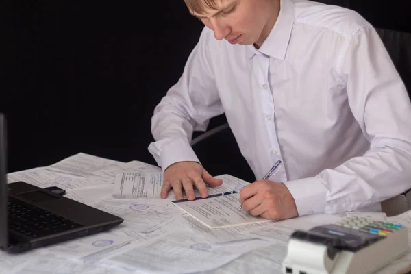 Ein Geschäftsmann Arbeitet Einem Nachtbüro Mit Aktien Anleihen Obligationen Wertpapieren — Stockfoto