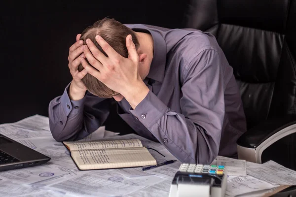 Faturaları ve makbuzları olan bir erkek. Kriz, durgunluk. Nüfus arasında kredilere yönelik borç yükümlülükleri arttı. Gıda ve ilaç fiyatlarında artış var.