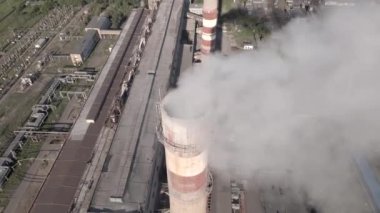 Elektrik santralinin dumanlı bacaları hava görüşü. Elektrik üretimi, kömür yakma santrali. Yakıttan çıkan yoğun duman. Atmosfer kirliliği, zararlı emisyonlar ve küresel ısınma, ekolojik sorun.