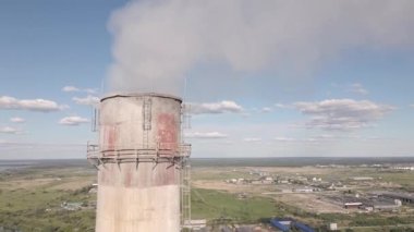 Elektrik santralinin dumanlı bacaları hava görüşü. Elektrik üretimi, kömür yakma santrali. Yakıttan çıkan yoğun duman. Atmosfer kirliliği, zararlı emisyonlar ve küresel ısınma, ekolojik sorun.