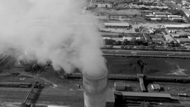 Rauchende Schornsteine Des Kraftwerks Aus Der Luft Elektrische Stromerzeugung Kraftwerk — Stockvideo