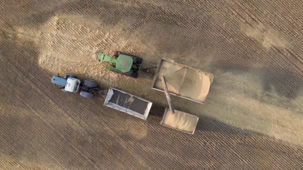 Harvesting Grain Crops Harvesting Wheat Oats Barley Fields Ranches Farmlands — Vídeos de Stock