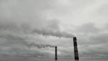 Atmosfer kirliliği, zararlı emisyonlar ve küresel ısınma, ekolojik sorunlar. Elektrik santralinin havadan görüşlü bacaları. Elektrik üretimi, kömür yakmak için elektrik santrali. Yakıttan yoğun duman.