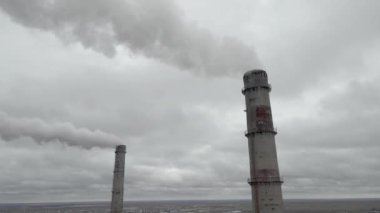 Atmosfer kirliliği, zararlı emisyonlar ve küresel ısınma, ekolojik sorunlar. Elektrik santralinin havadan görüşlü bacaları. Elektrik üretimi, kömür yakmak için elektrik santrali. Yakıttan yoğun duman.