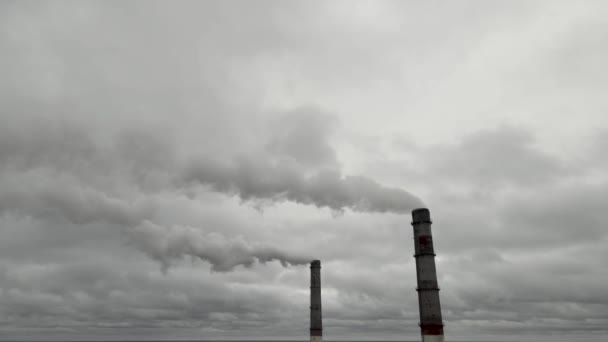 大気汚染 有害な排出と地球温暖化 生態系の問題 発電所の空中ビューの煙煙突 石炭を燃焼させるための発電所 燃料からの厚い煙 — ストック動画