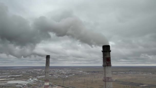 大气污染 有害排放和全球变暖 生态问题发电厂空中烟雾弥漫的烟囱发电 燃煤发电厂燃料产生的浓烟 — 图库视频影像
