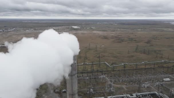 大気汚染 有害な排出と地球温暖化 生態系の問題 発電所の空中ビューの煙煙突 石炭を燃焼させるための発電所 燃料からの厚い煙 — ストック動画