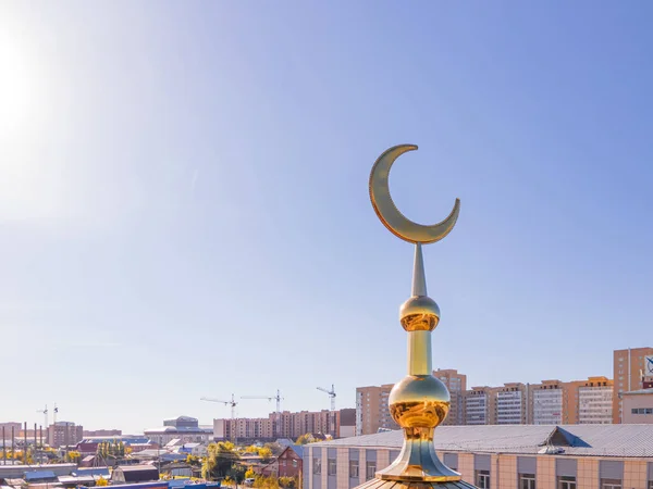 Eine Muslimische Goldene Kuppel Mit Einem Halbmond Auf Der Moschee — Stockfoto