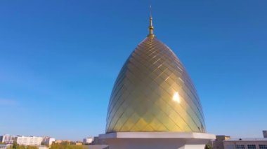 Camide hilal şeklinde ay olan bir Müslüman altın kubbesi. Gökyüzüne karşı minare. Arap günü. Dinin İslam sembolleri. Allah 'a inanın. Caminin tepesindeki hilal.