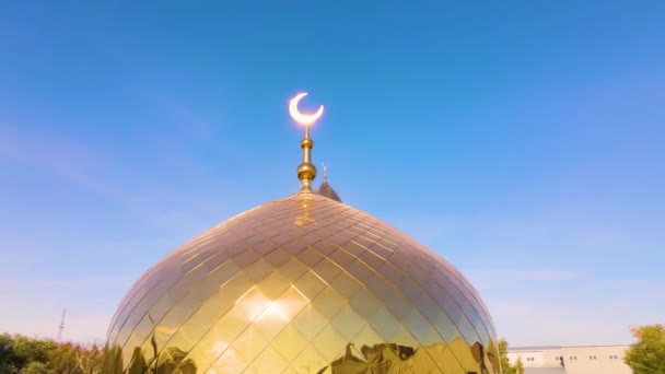 Muzułmańska Złota Kopuła Półksiężycem Meczecie Minaret Niebie Arabski Dzień Islamskie — Wideo stockowe