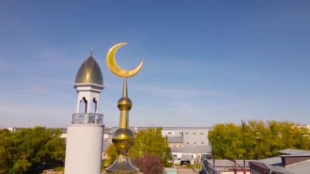 Een Moslimkoepel Met Een Halve Maan Moskee Minaret Tegen Lucht — Stockvideo