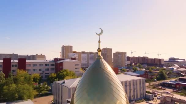 Una Cúpula Dorada Musulmana Con Una Luna Creciente Mezquita Minarete — Vídeos de Stock