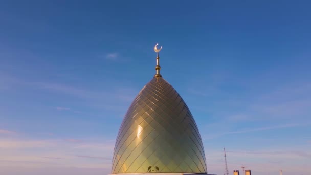 Eine Muslimische Goldene Kuppel Mit Einem Halbmond Auf Der Moschee — Stockvideo