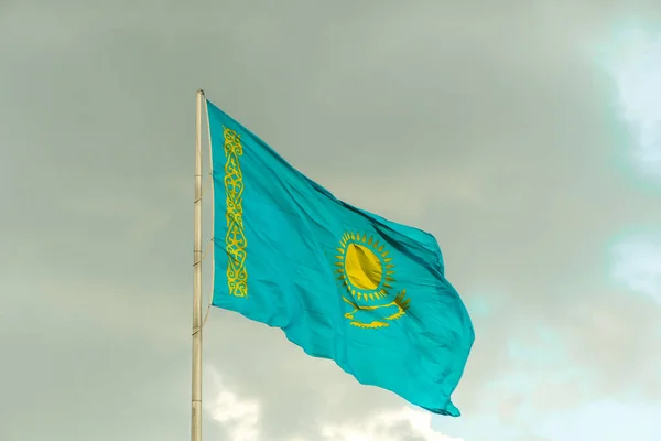 카자흐스탄의 국기가 하늘을 배경으로 카자흐스탄의 흔들리는 카자흐스탄의 물기가 흐르는 로열티 프리 스톡 사진