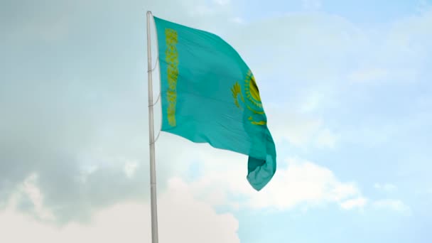 Σημαία Καζακστάν Στο Φόντο Του Ουρανού Κυματιστή Σημαία Της Δημοκρατίας — Αρχείο Βίντεο