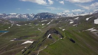 Dağ bisikletçisi Alpler 'in hava uçuşunda - 4k UHD