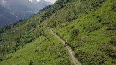 Dağ bisikletçisi Alpler 'in hava uçuşunda - 4k UHD