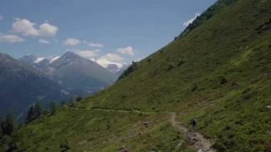 Dağ bisikletçisi Alpler 'in hava uçuşunda - 4k UHD