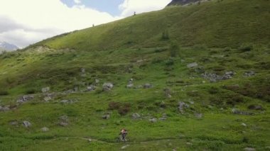 Dağ bisikletçisi Alpler 'in hava uçuşunda - 4k UHD