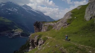 Dağ bisikletçisi Alpler 'in hava uçuşunda - 4k UHD