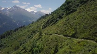 Dağ bisikletçisi Alpler 'in hava uçuşunda - 4k UHD