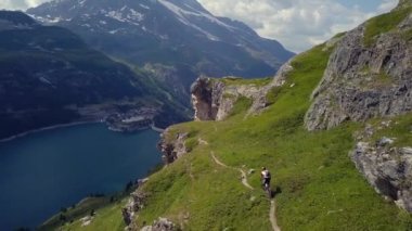 Dağ bisikletçisi Alpler 'in hava uçuşunda - 4k UHD