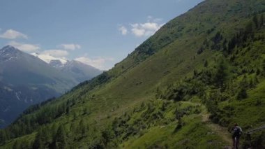 Dağ bisikletçisi Alpler 'in hava uçuşunda - 4k UHD