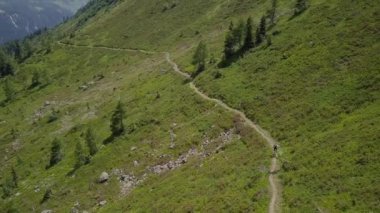 Dağ bisikletçisi Alpler 'in hava uçuşunda - 4k UHD