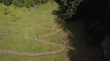 Dağ bisikletçisi Alpler 'in hava uçuşunda - 4k UHD