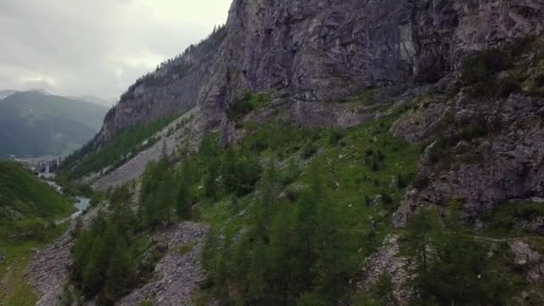 VTT sur la piste dans les Alpes vol aérien - 4k UHD — Video