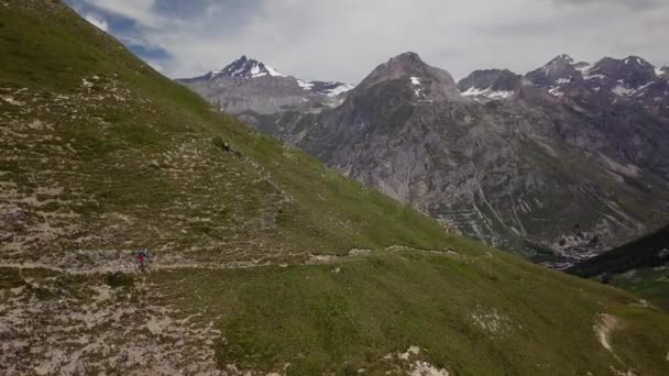 Горный велосипедист на тропе в альпах воздушного полета - 4k UHD — стоковое видео