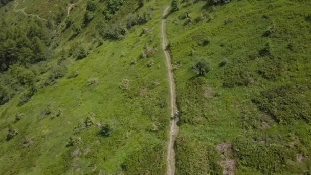 Montanha motociclista em trilha em alpes voo aéreo - 4k UHD — Vídeo de Stock