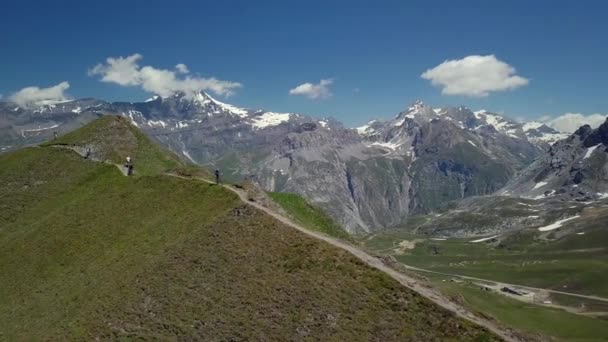 Горный велосипедист на тропе в альпах воздушного полета - 4k UHD — стоковое видео